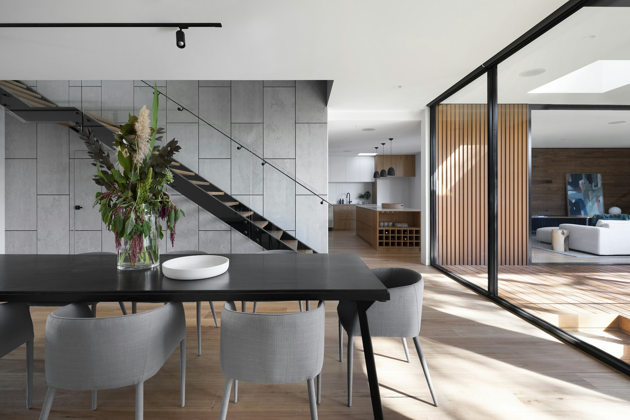 Salón y cocina de una vivienda tras una reforma integral en Bizkaia